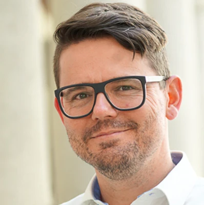 Dr.  Stefan Thomsen